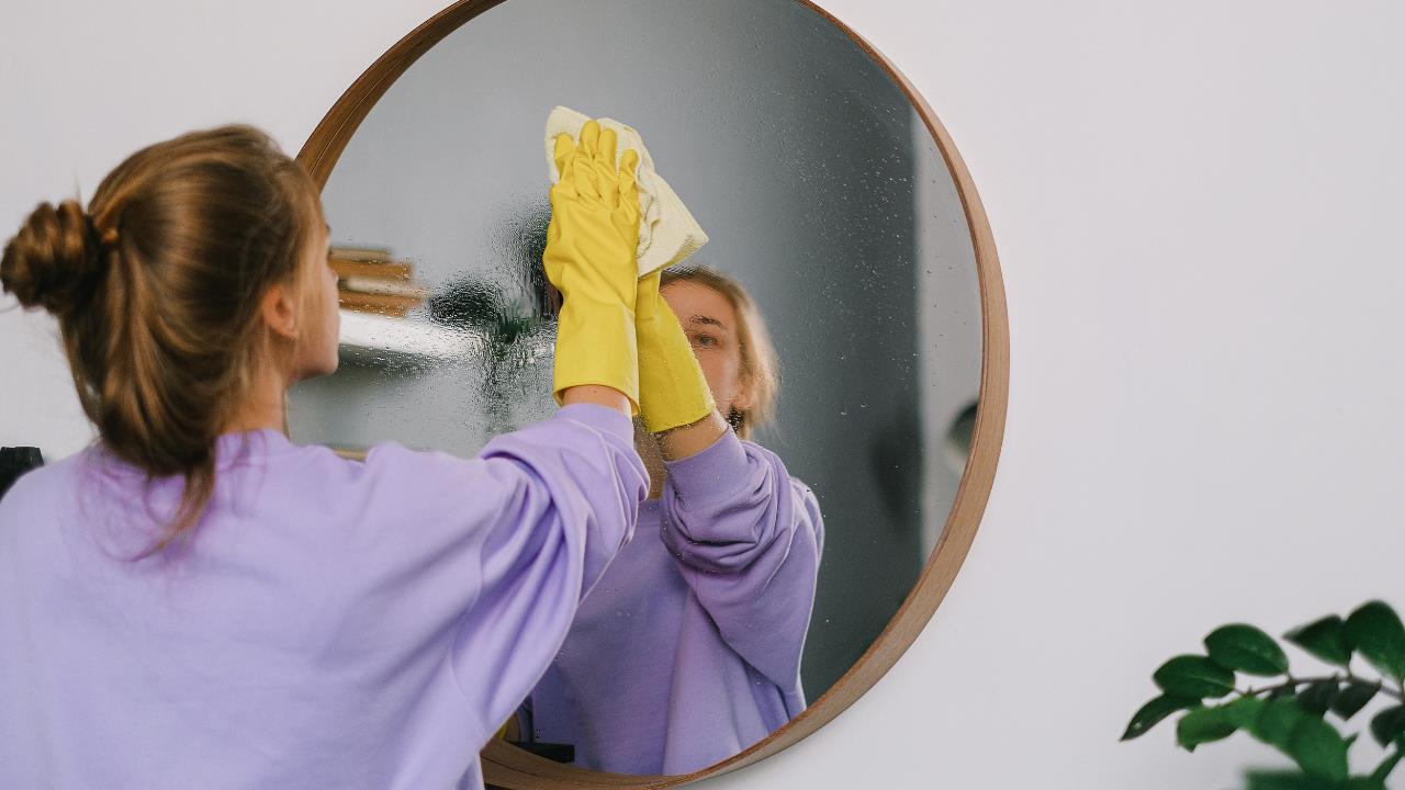 Rápido y sin gastar dinero: así puedes quitar las manchas de cal del espejo del baño